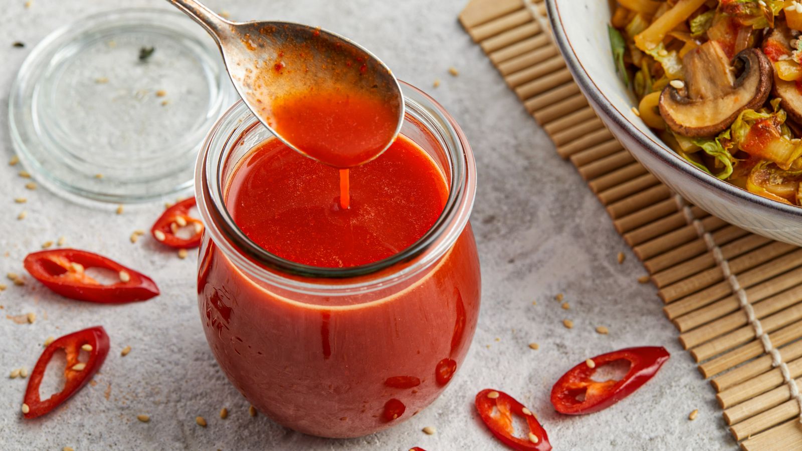 Sriracha-Chilisauce in einem Glas