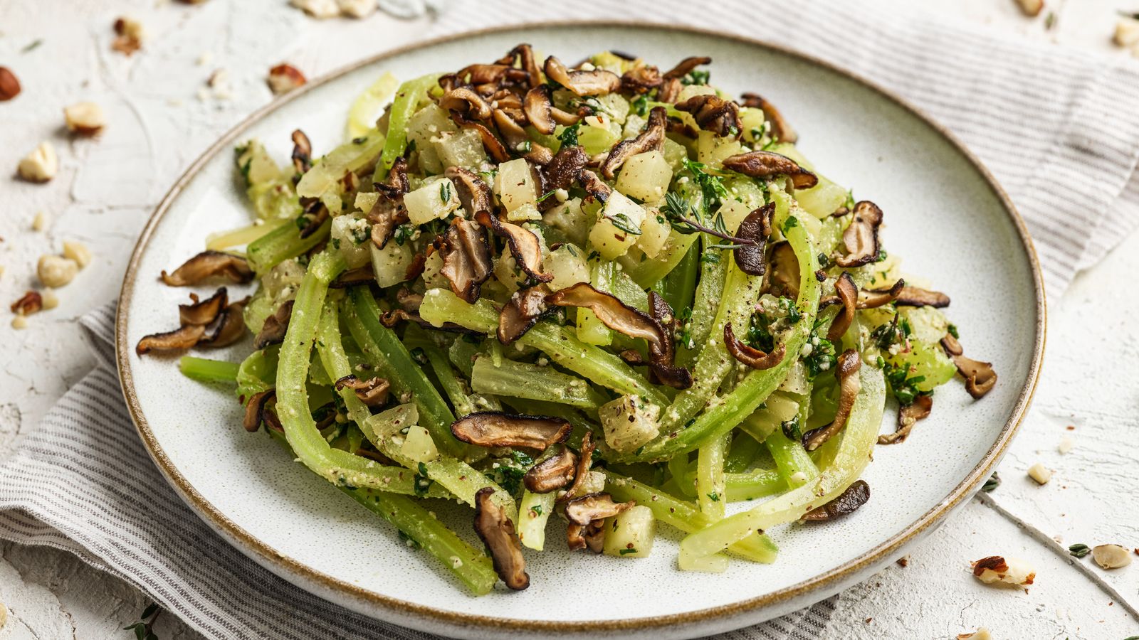 Stangensellerie mit Kohlrabi-Pesto