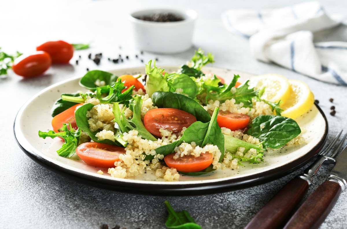 Quinoa mit Tomaten und Spinat auf einem Teller