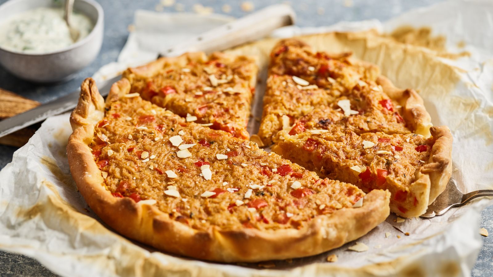 Steckrübe-Tarte auf einem Backpapier serviert