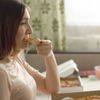 Frau sitzt entspannt und isst Pizza