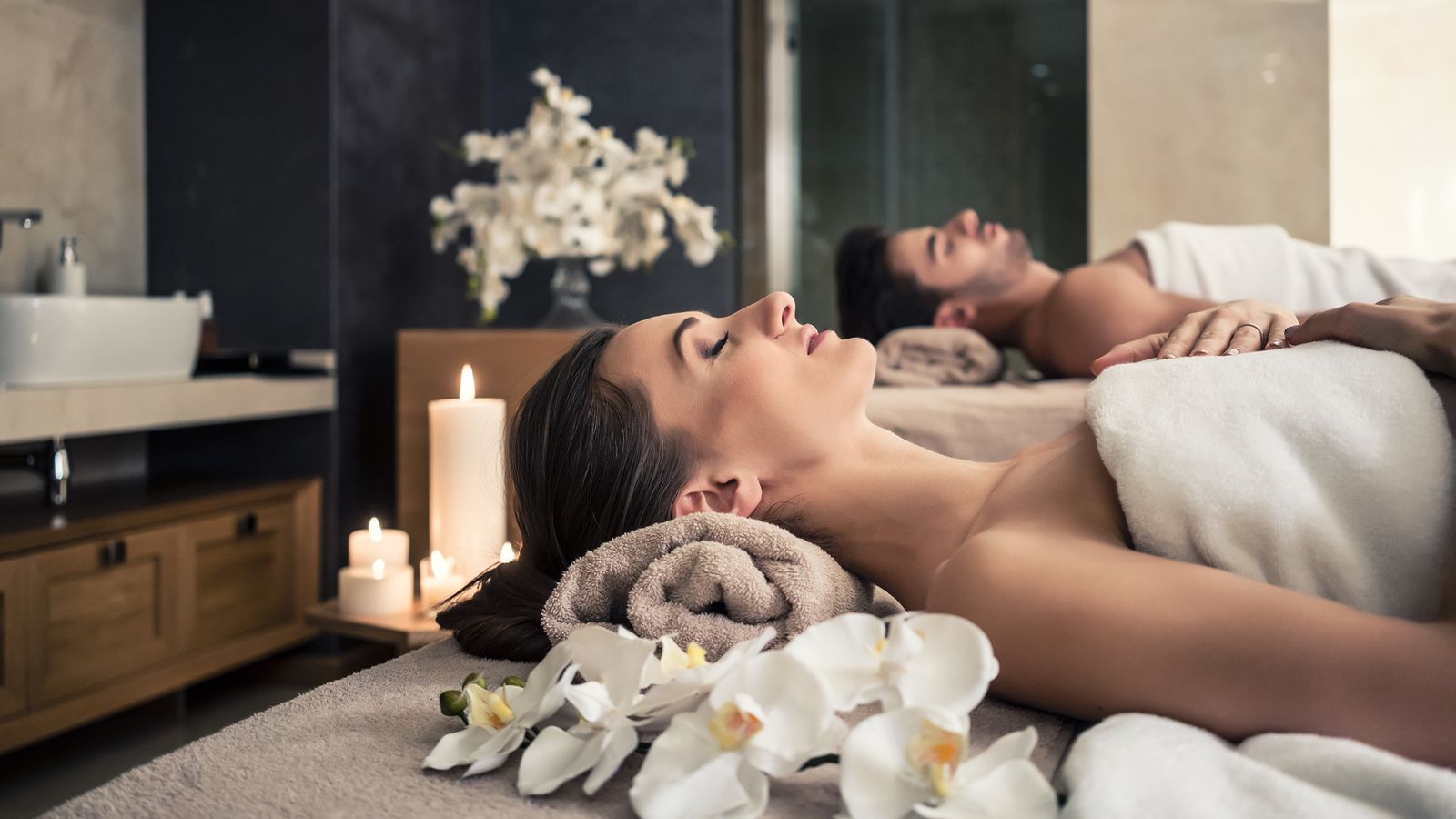 Mann und Frau liegen entspannt auf Massagebetten