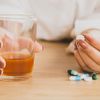 Depressive Frau Hand nimmt Überdosis Pillen Mit Glas Alkohol 