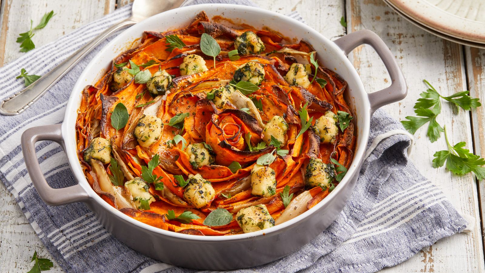 Köstlicher Süsskartoffelauflauf mit Chicorée in einem Topf