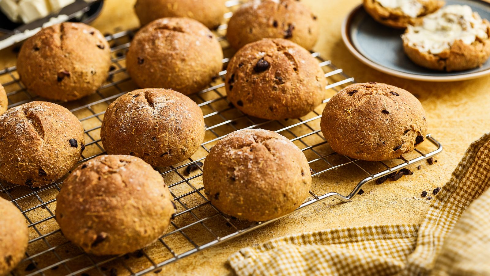 Süsskartoffelbrötchen auf einem Gitter