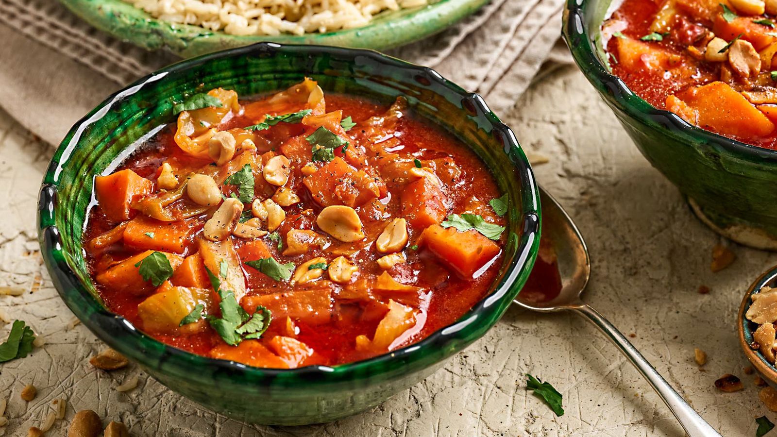Süsskartoffel Gulasch in einer Bowl serviert