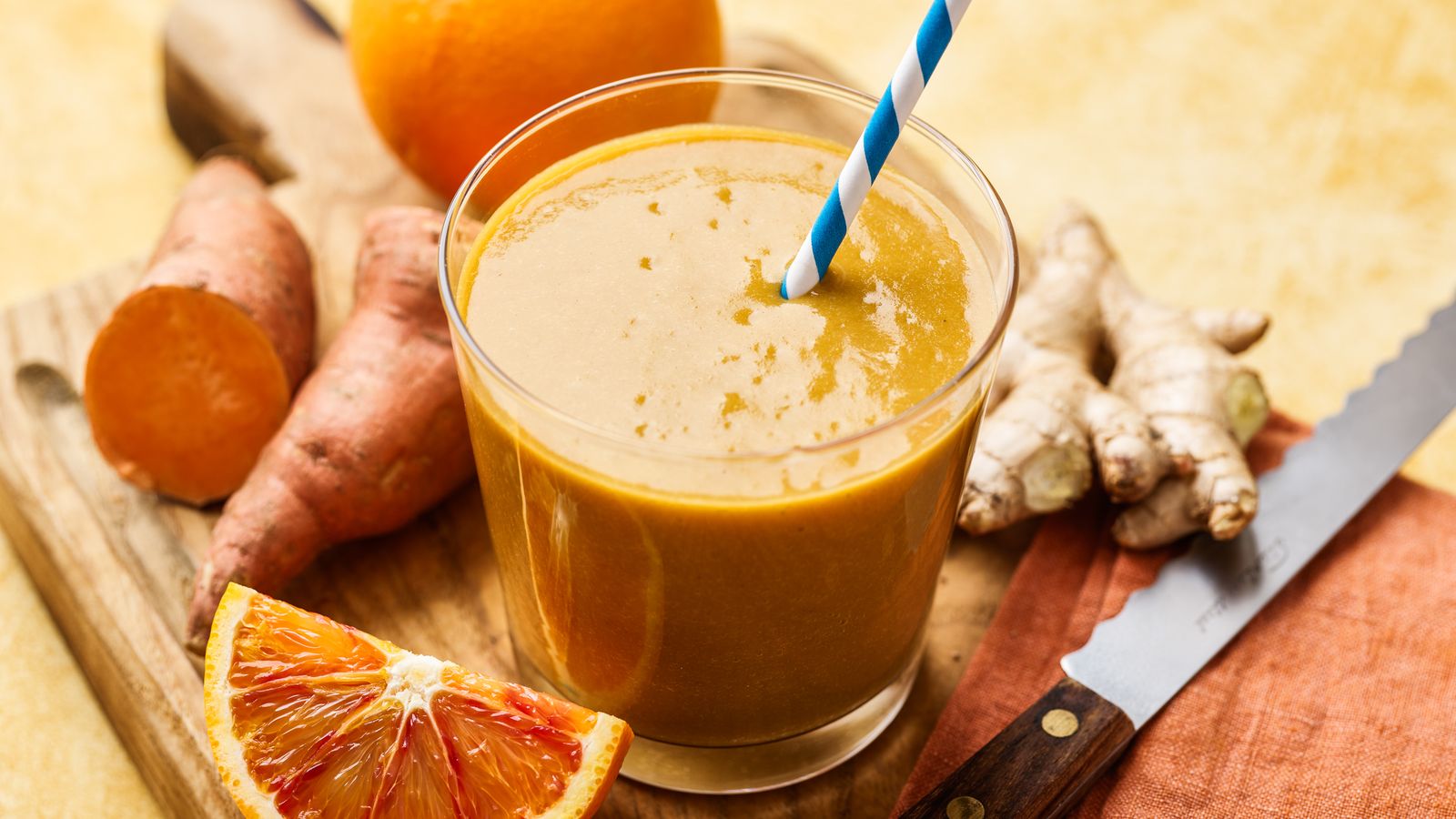 Süsskartoffel-Smoothie in einem Glas serviert