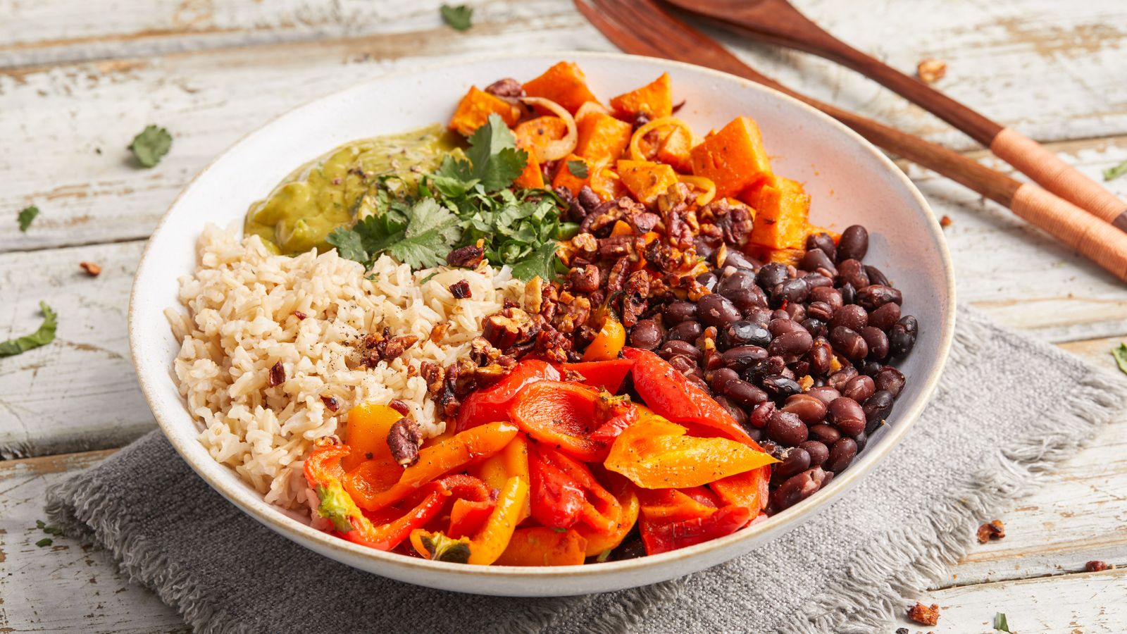 Süsskartoffelbowl mit Paprika und schwarzen Bohnen