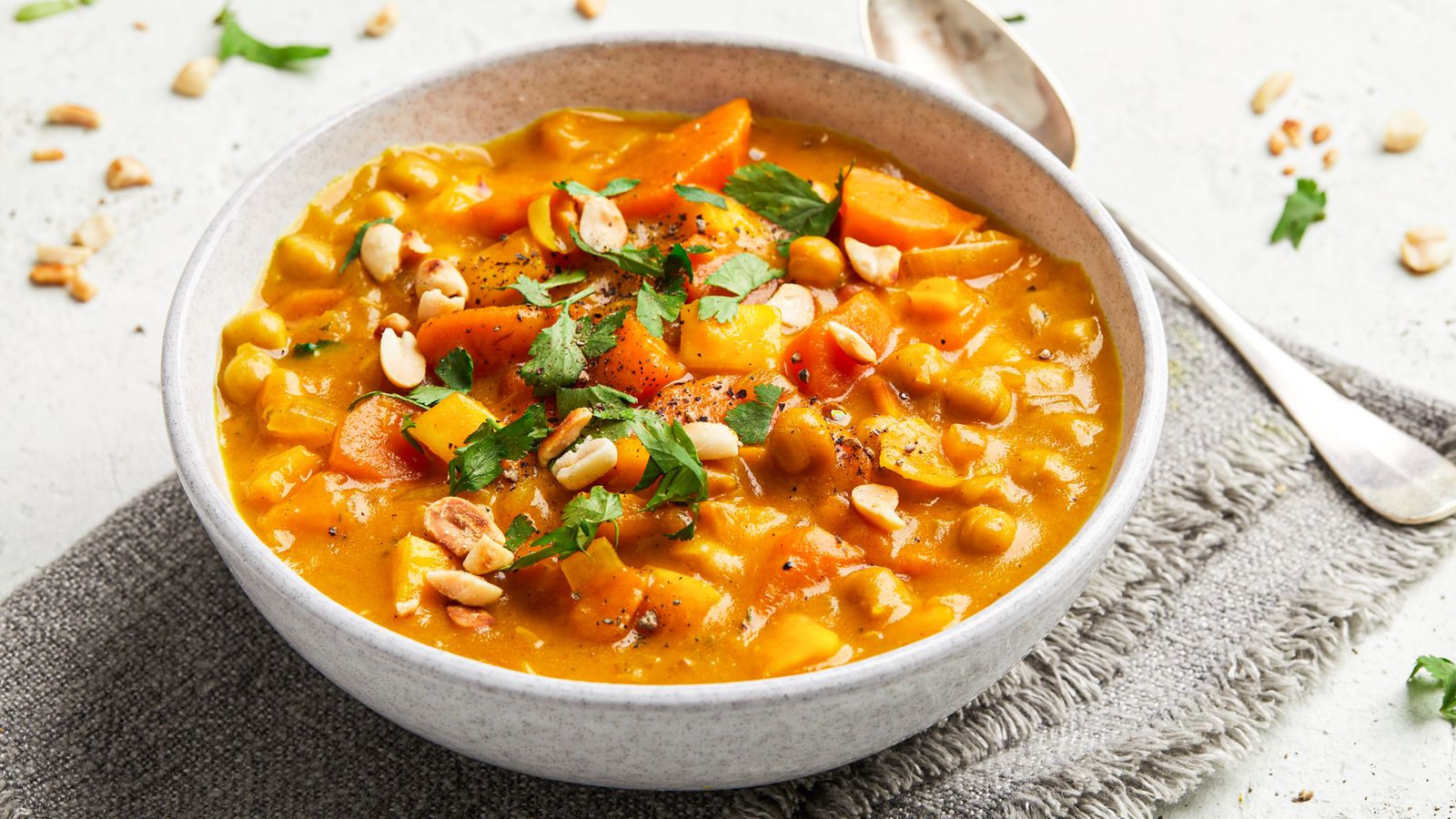 Süsskartoffel-Curry mit Papaya in einer Schüssel