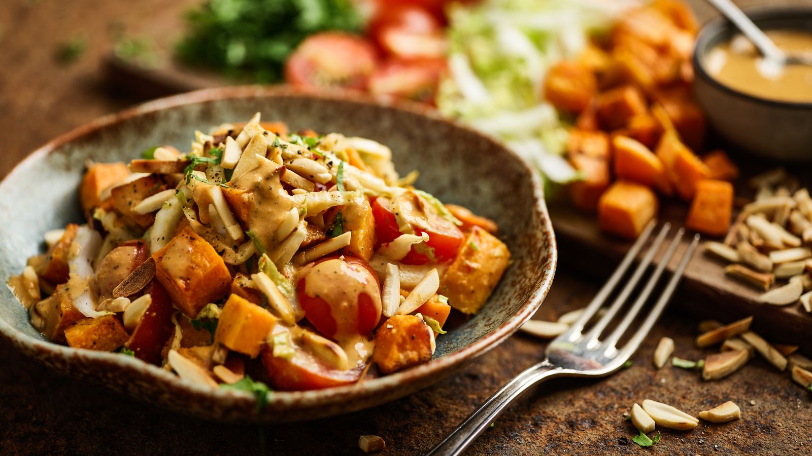 Süsskartoffelsalat in einer unförmigen Schale