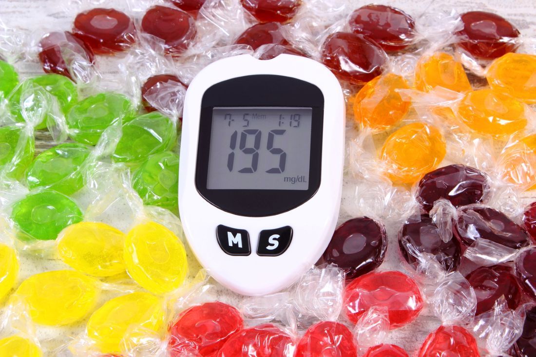 Glukosemessgerät und bunte Bonbons
