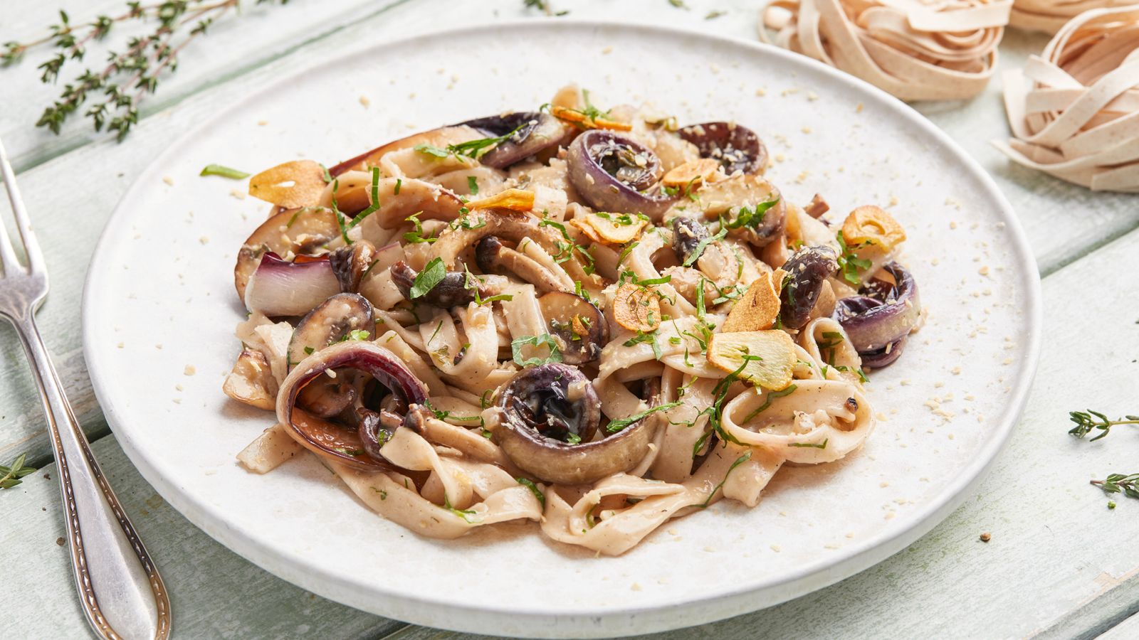 Pasta mit Champignons auf einem Teller