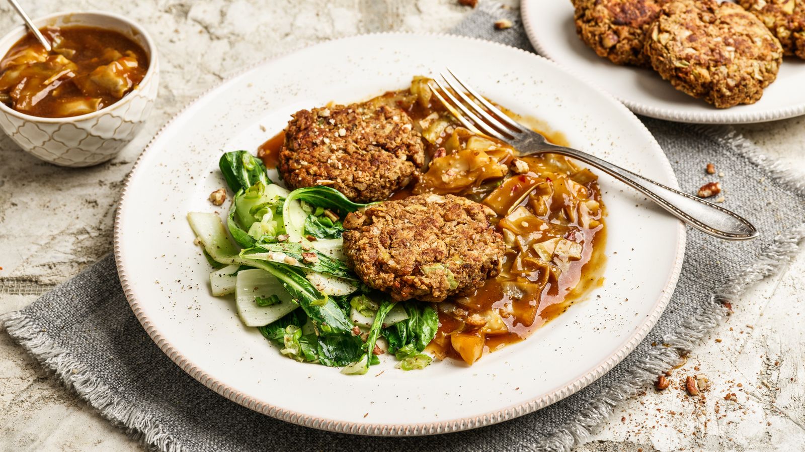 Tempeh Burger auf einem Teller mit Salat