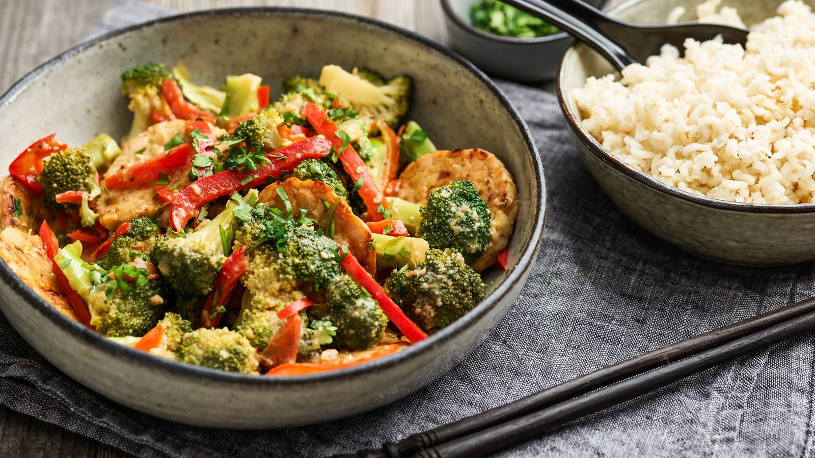 Gemüse mit gebratenem Tempeh in einer Schale serviert