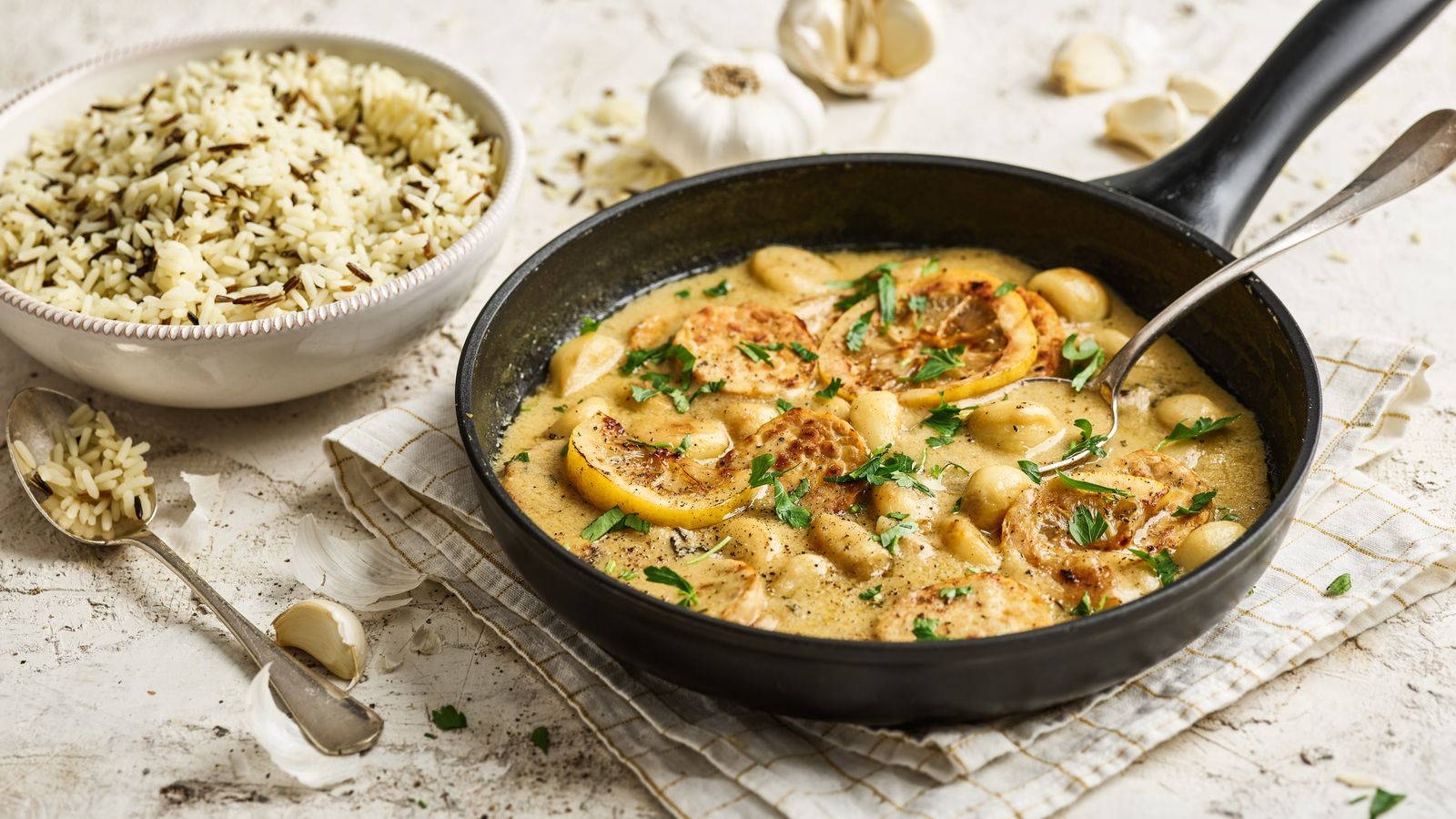 Tempeh mit Knoblauch in einer Pfanne