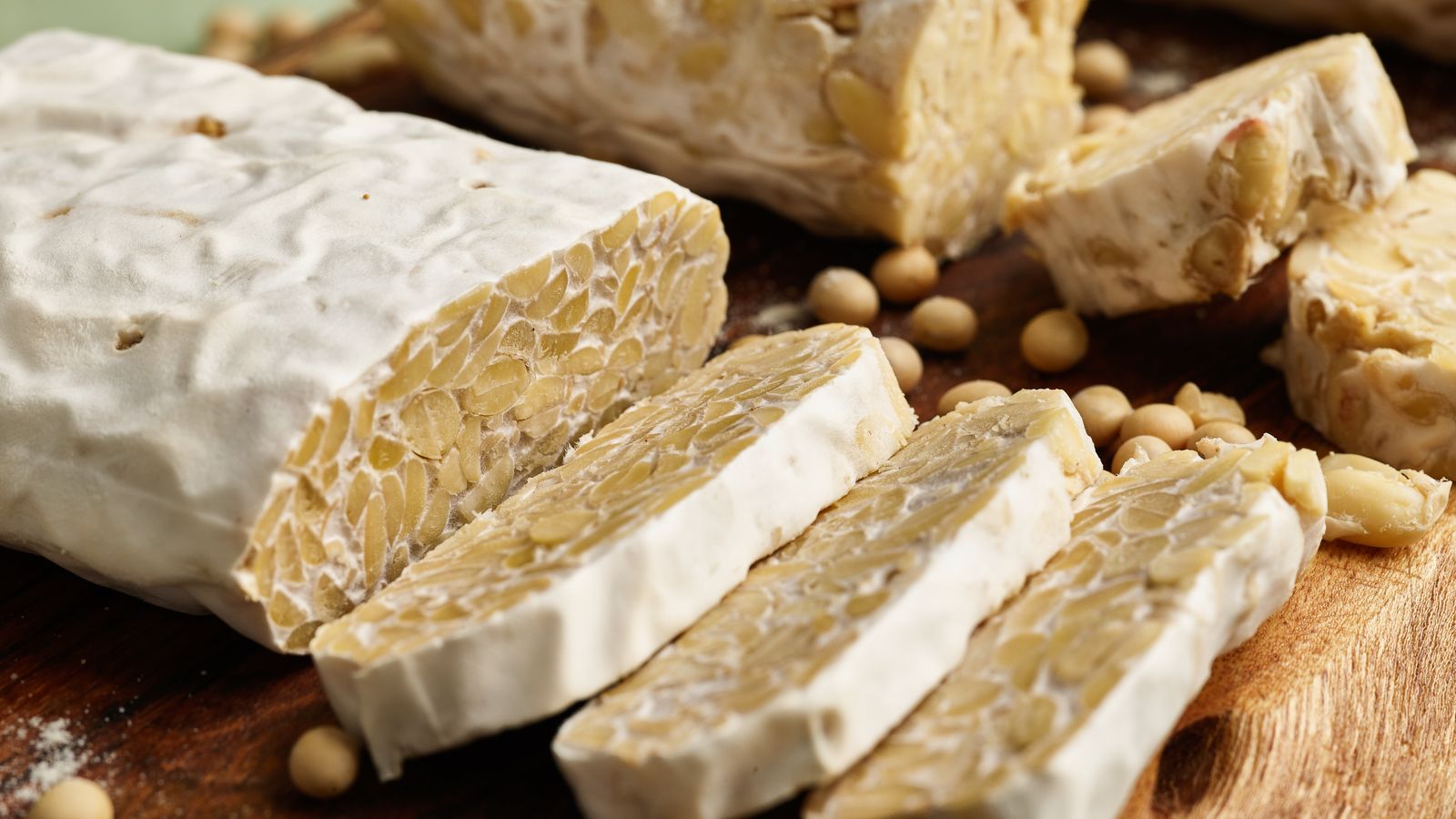 Tempeh selbst gemacht und in Scheiben geschnitten