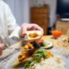 Männerhände, die zu Hause vegan essen 
