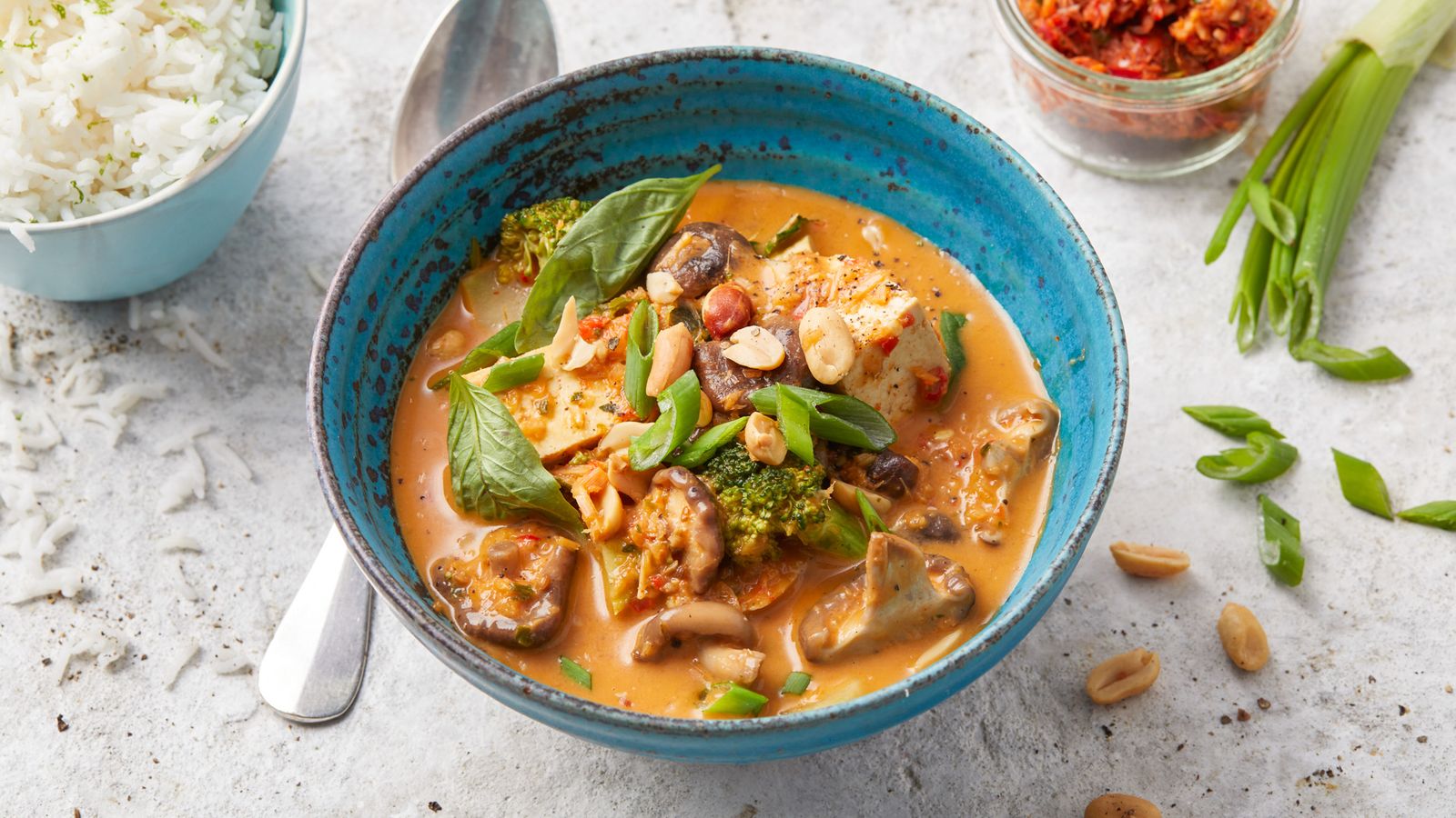 Rotes Thai-Curry mit Tofu, Shiitake Pilzen und Erdnüssen in einer Bowl