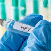 Arzt hält HPV-Impfung in der Hand