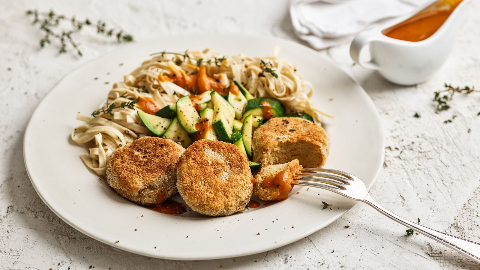 Tofu Bratlinge an Bratensauce auf einem weissen Teller