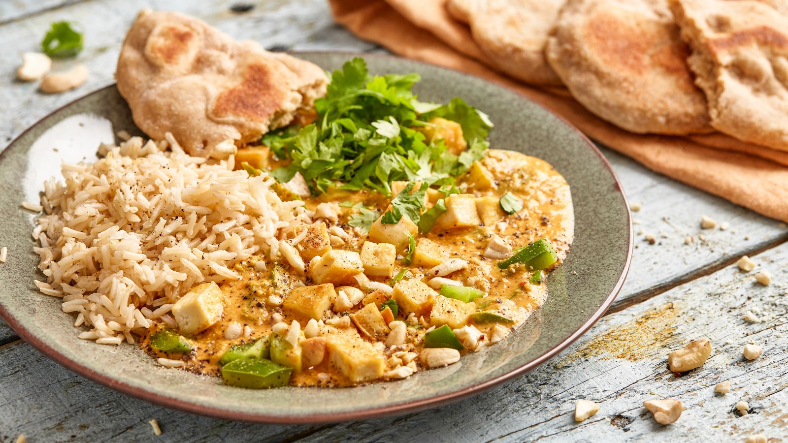 Safran-Tomaten-Sauce mit Tofu auf einem Teller