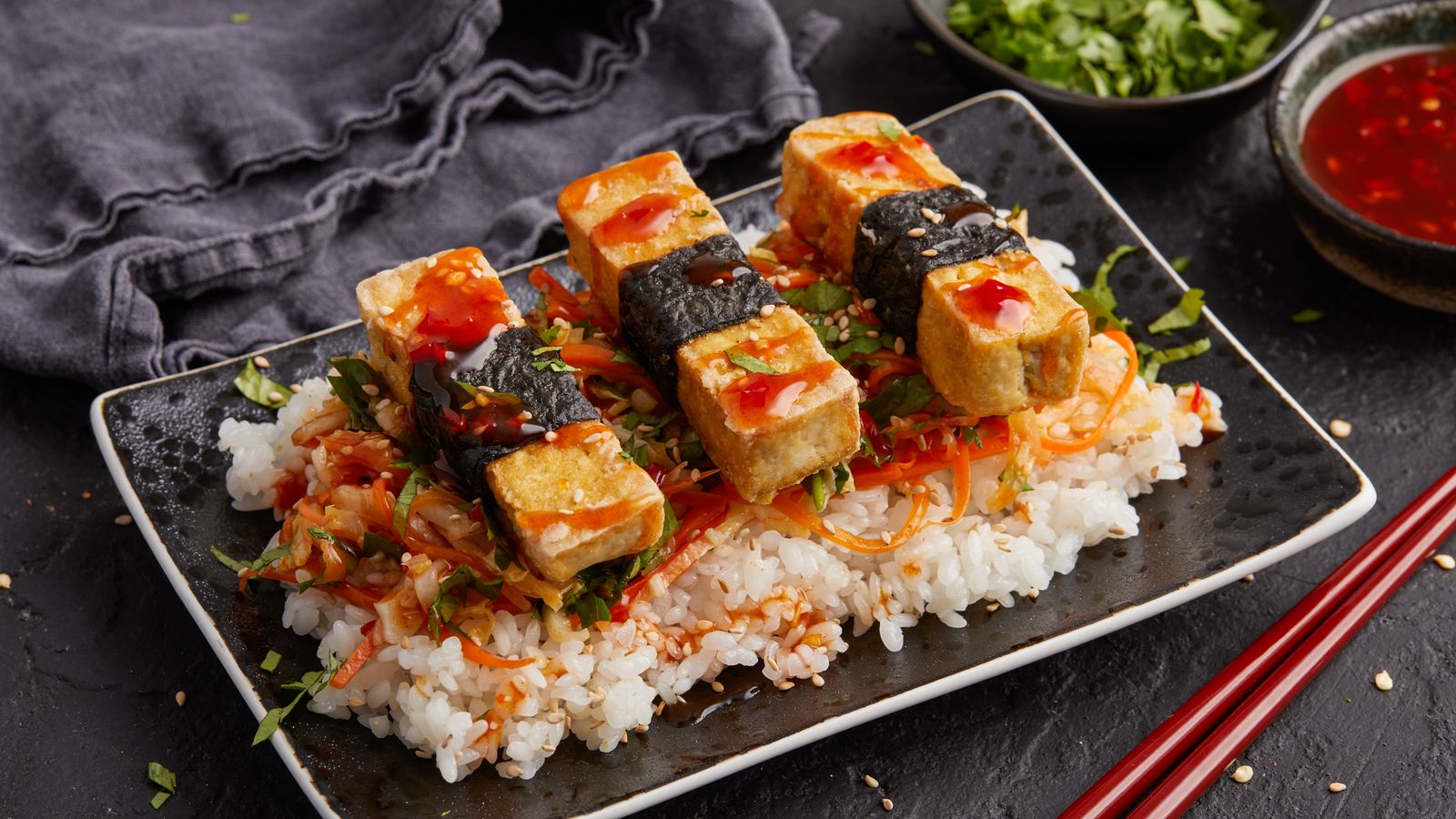 Tofu-Sticks auf Sushi-Reis