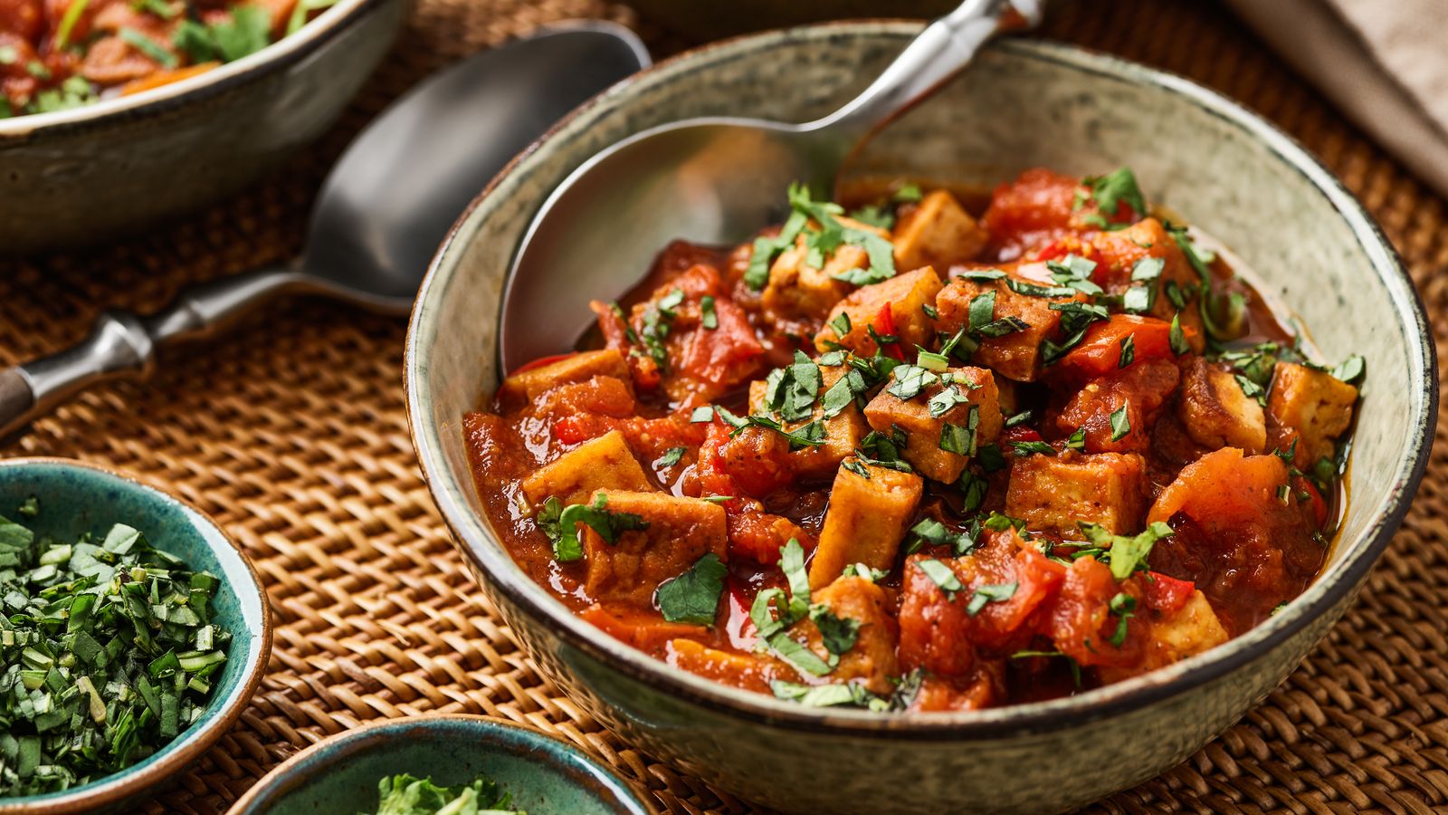 Tofu in pikant gewürter Tomaten-Chilisauce in einer Bowl