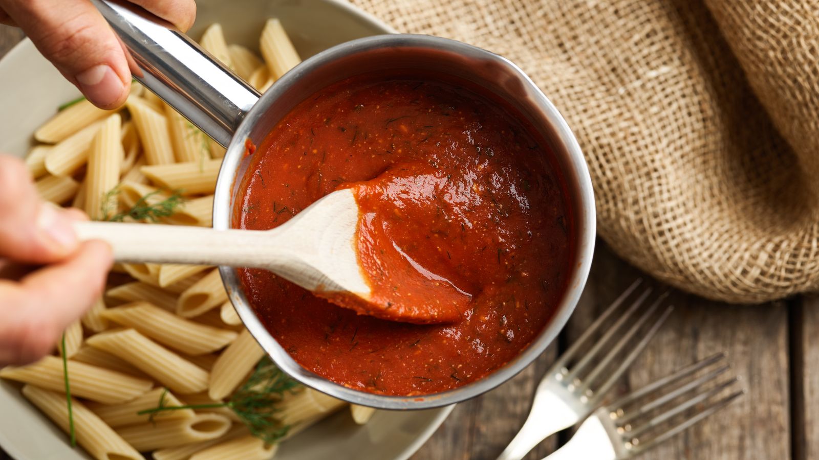 Tomaten-Dill-Sauce in einem Topf