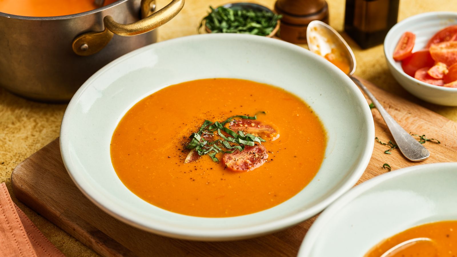 Tomaten-Suppe mit Orangen auf einem weissen Teller
