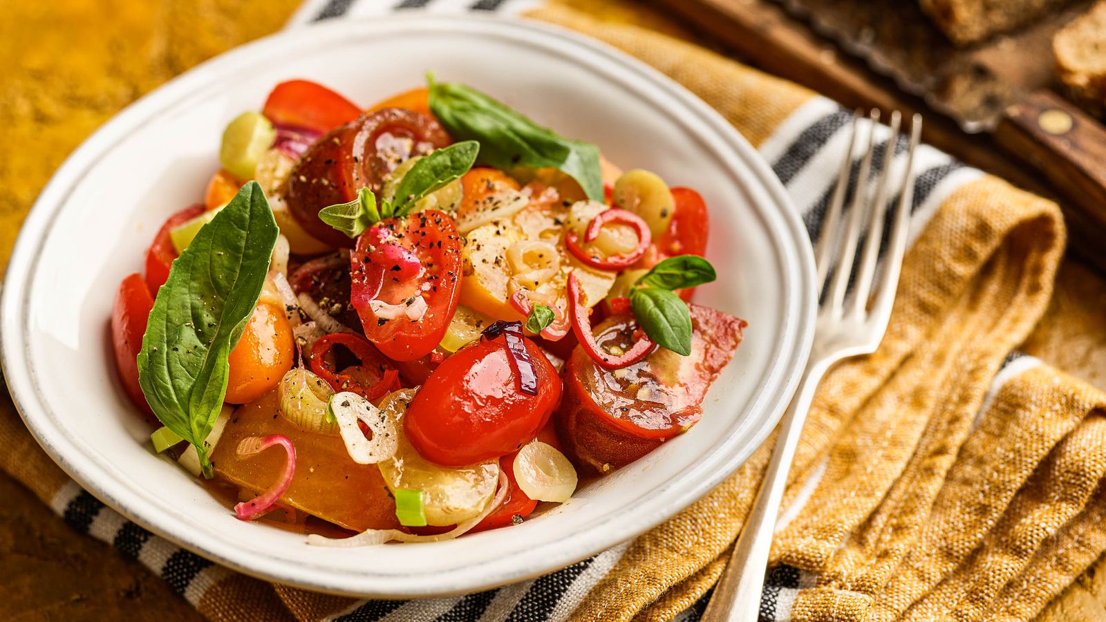 Scharfer Tomatensalat in einer Schüssel