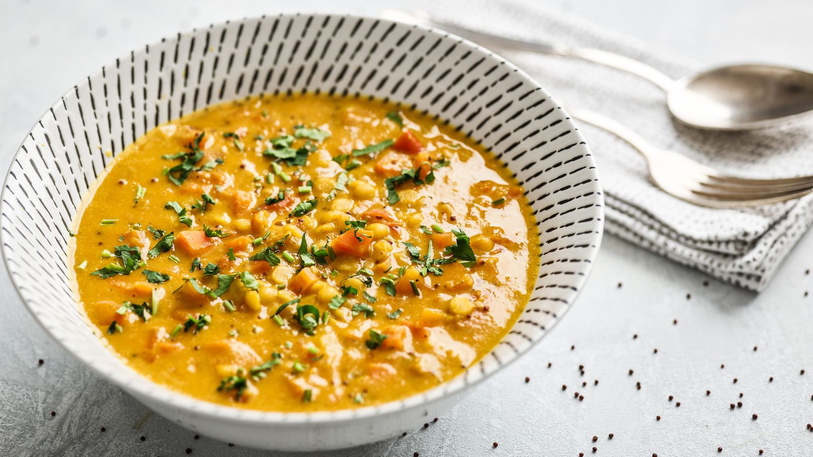 Toor Dal in weisser Schüssel serviert
