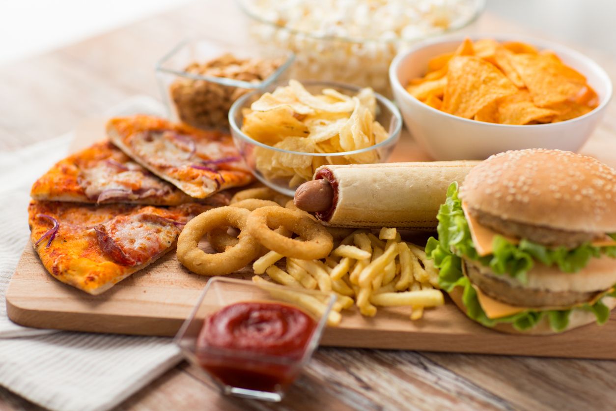  Fast Food auf Holzbrett
