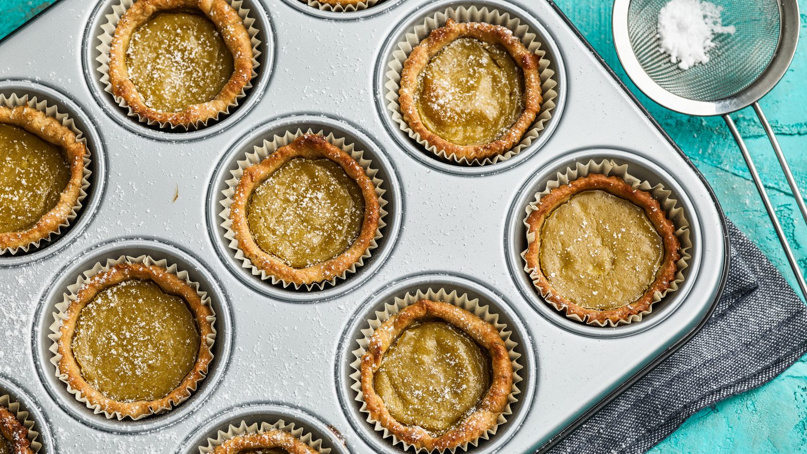 Vegane Eier-Küchlein in einer Backform