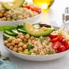 Gesunde, proteinreiche, vegane, pflanzliche Lunch-Bowl mit Pilzen, geröstetem Blumenkohl, Kichererbsen und Quinoa