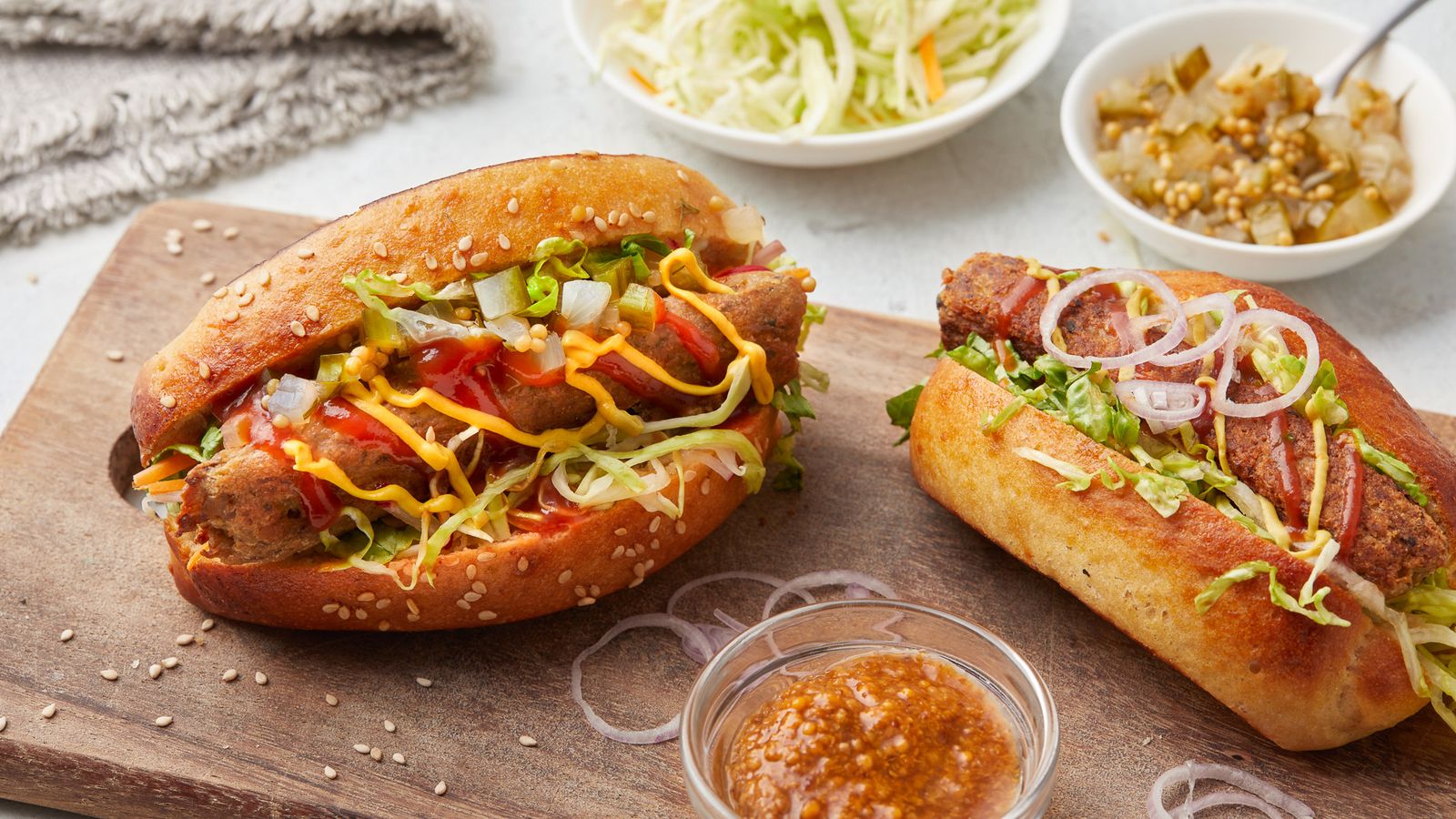 Vegane Hot Dogs auf einem Brett angerichtet