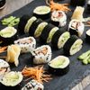 Sushi auf einer Schieferplatte serviert