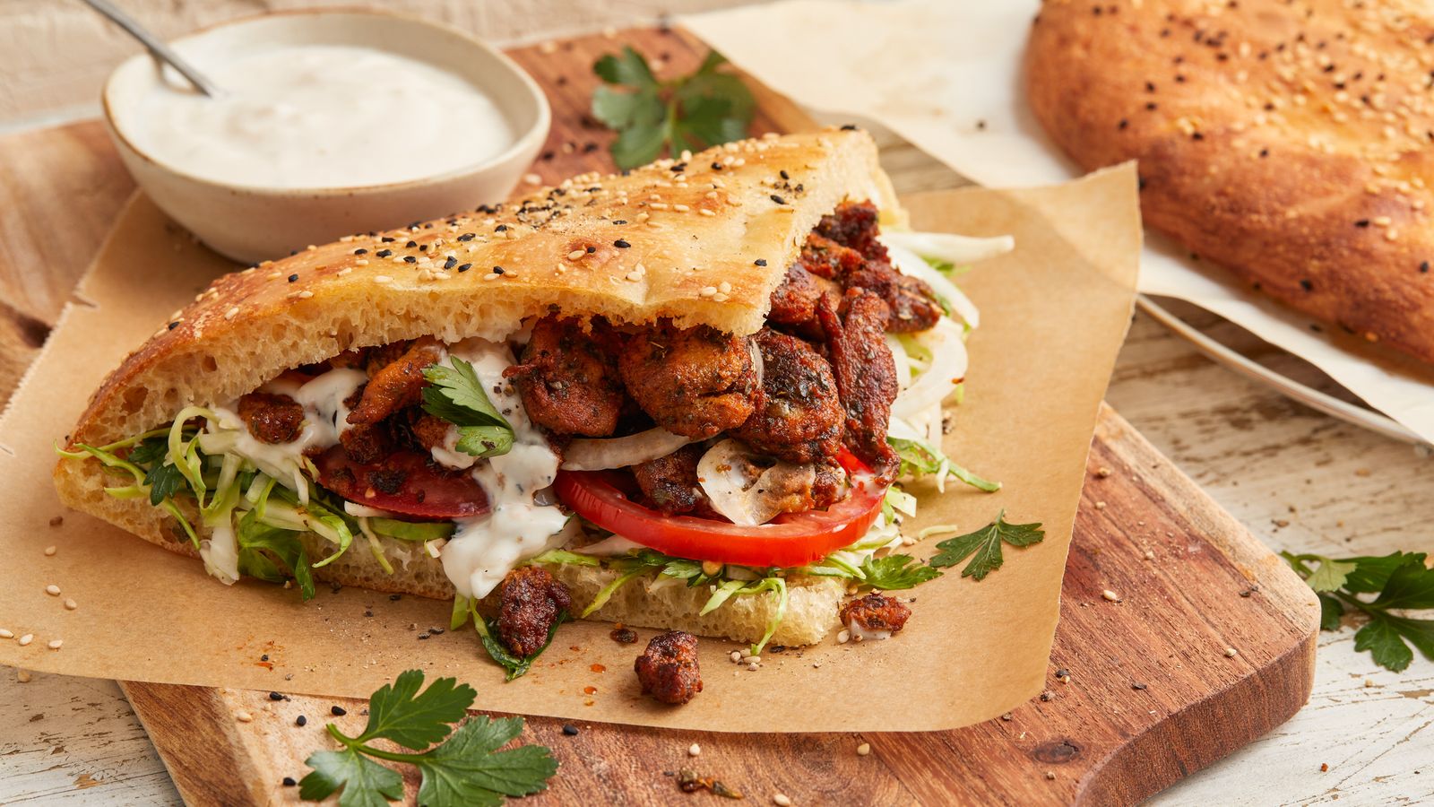 Veganer Döner Kebab mit Seitan-Geschnetzeltem und Joghurtsauce
