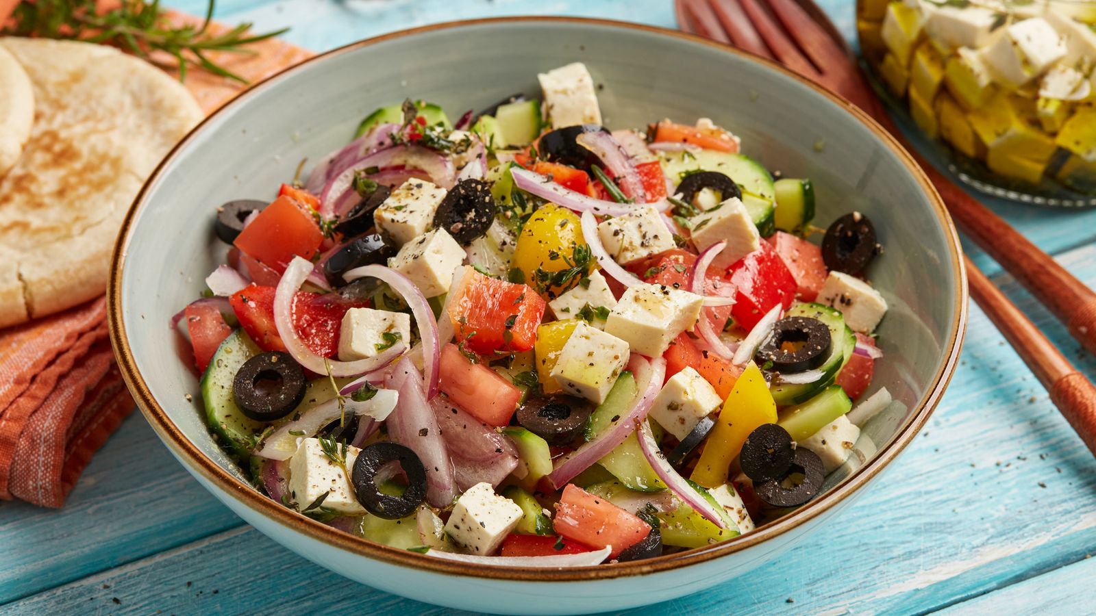 Veganer Feta an Griechischem Salat in einer Schüssel