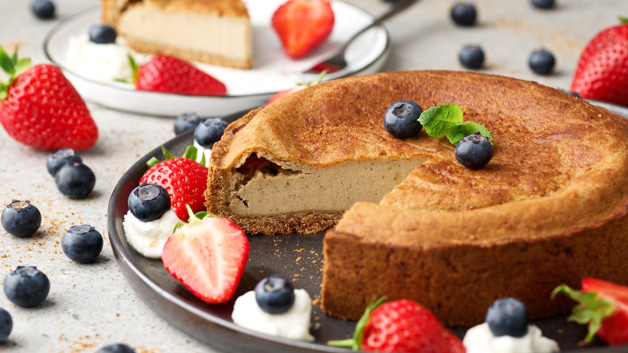 Käsekuchen auf einem dunklen Servierteller