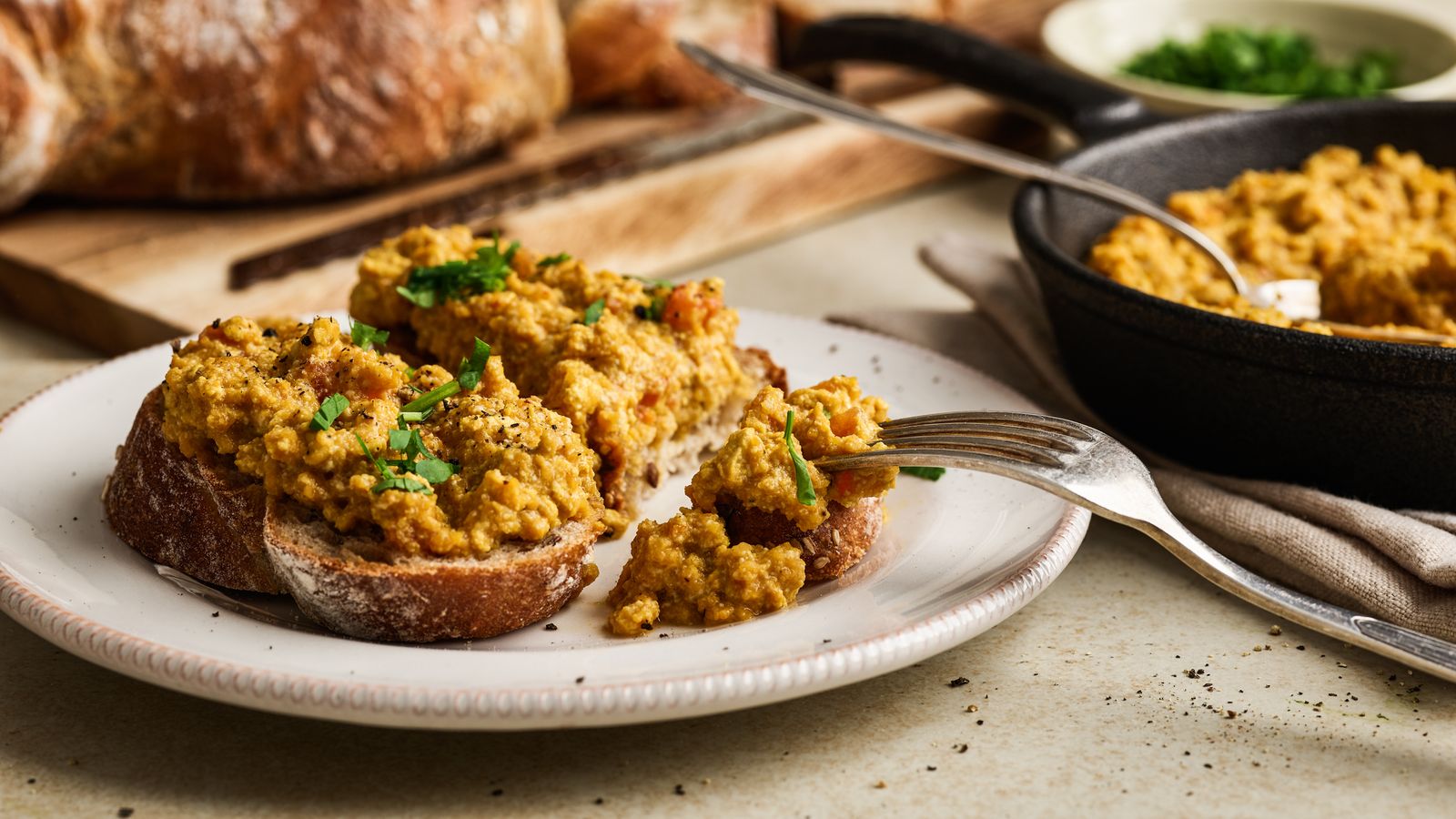 Rührei aus Lupine und Tofu auf einem weissen Teller serviert