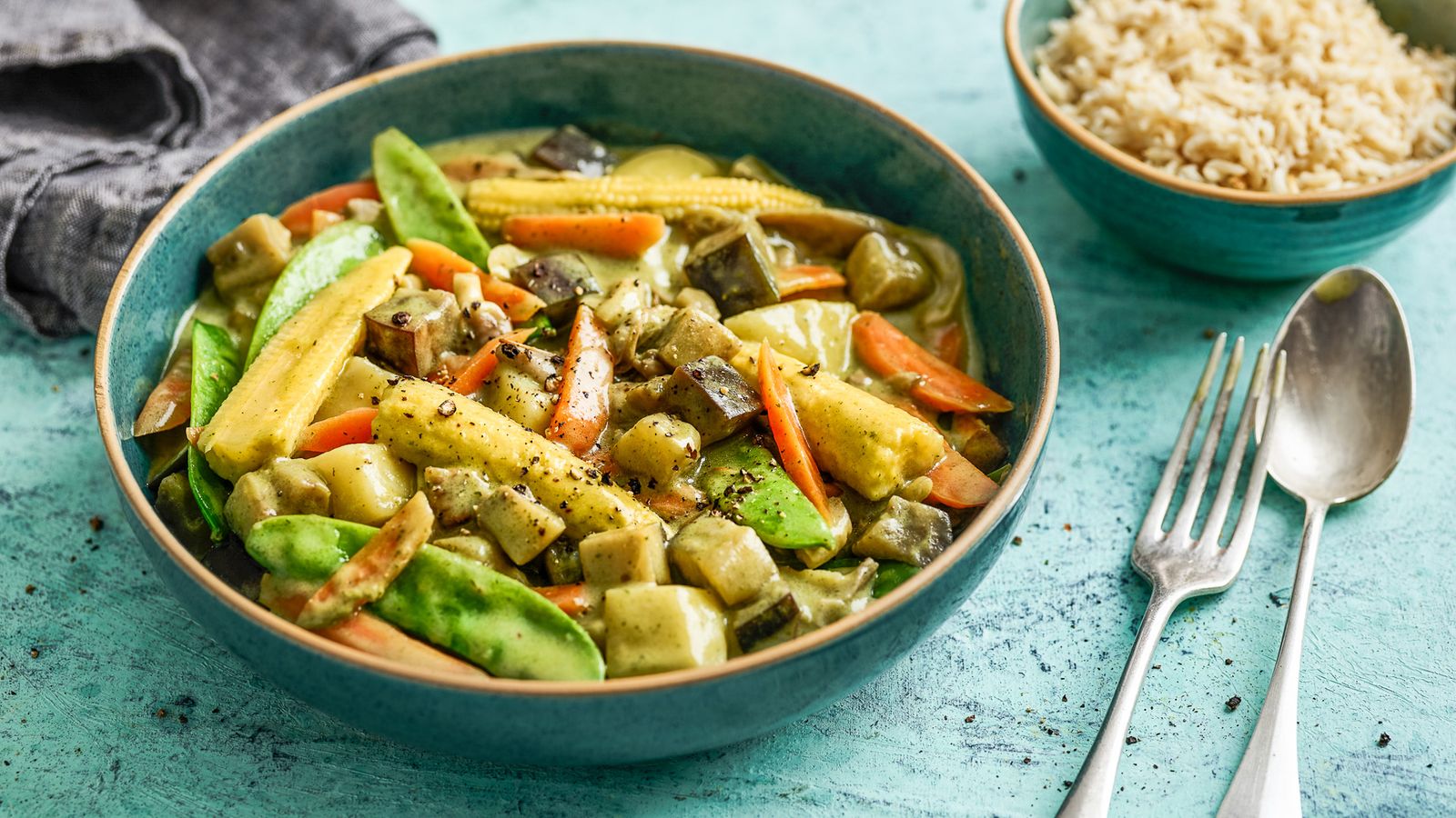 Grünes Thai Curry in einer Schale serviert mit Reis