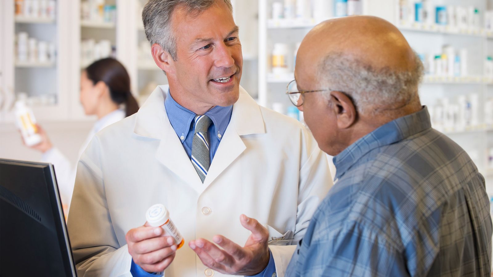 Ein Apotheker berät einen Senior