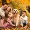 Familie mit Hund im Wald