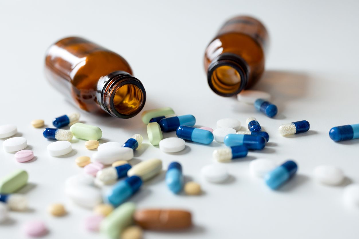 Verschiedene Vitamintabletten  und 2 Behälter