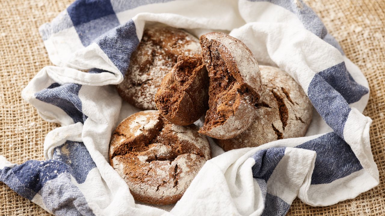 Vollkornbrot mit Fingerhirse in einem Brotkorb