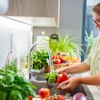 Ältere Frau kocht ein veganes Gericht in der Küche