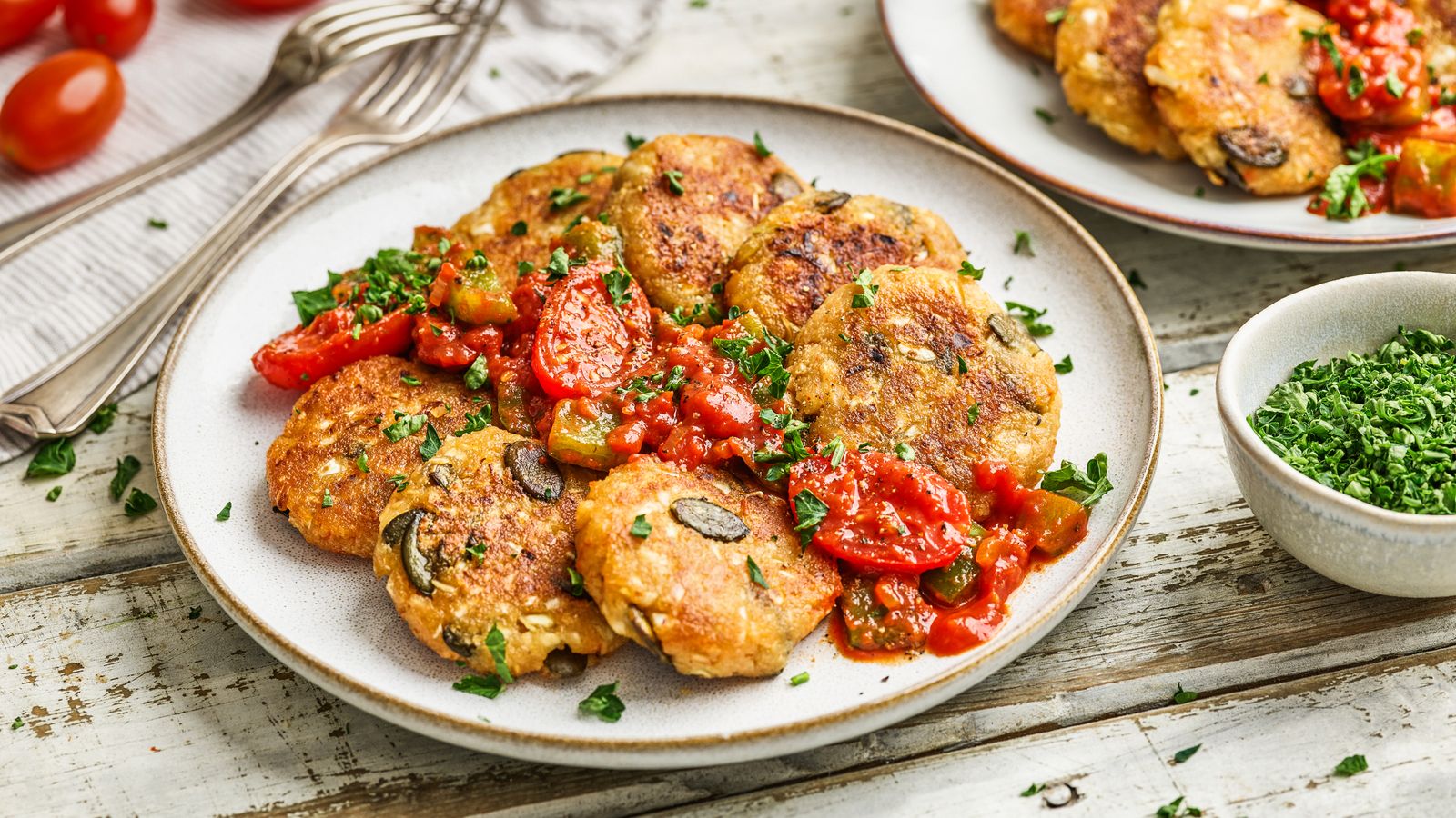 Weisskohlpuffer auf einem Teller mit Paprika