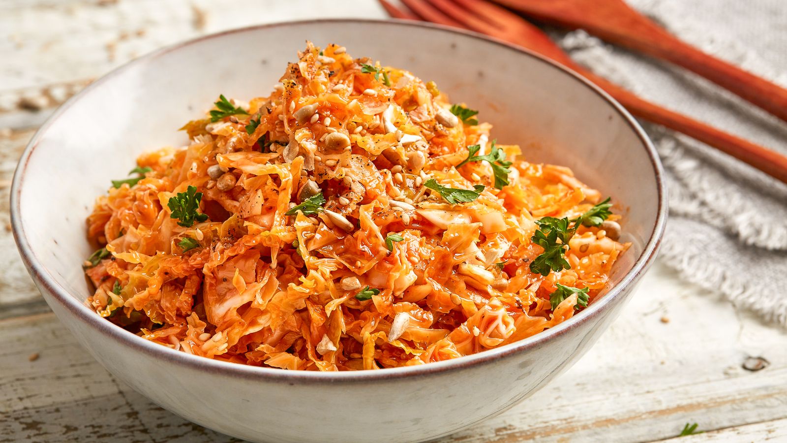 Weisskohlsalat – mediterran -in einer Schüssel