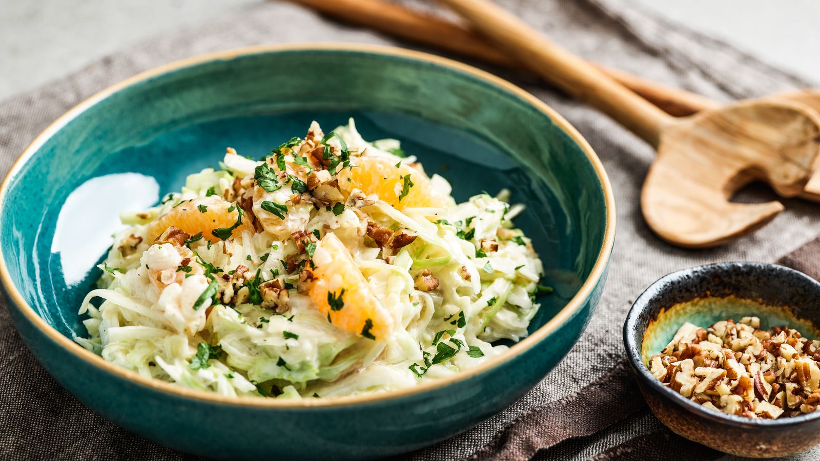 Weisskohlsalat mit Mandarinen in einer Schüssel