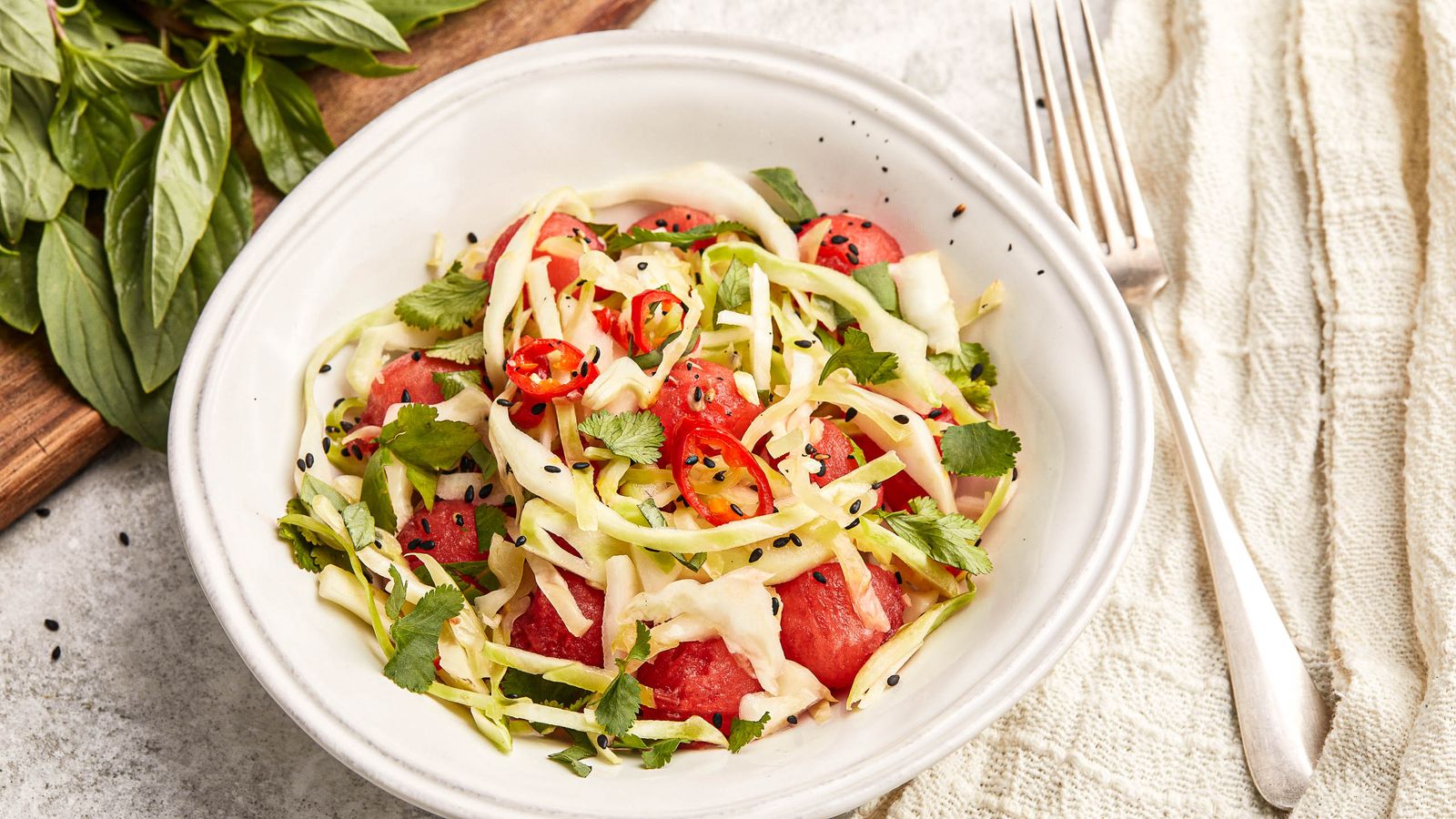 Weisskohlsalat mit Wassermelone auf einem weissen Teller